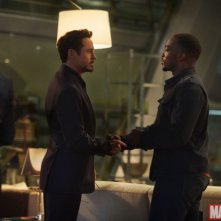 Avengers: Age of Ultron - Un'immagine con protagonisti Robert Downey Jr. e Anthony Mackie