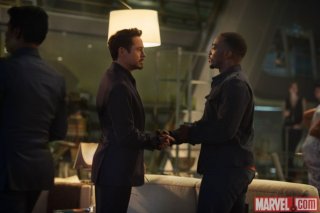 Avengers: Age of Ultron - Un'immagine con protagonisti Robert Downey Jr. e Anthony Mackie