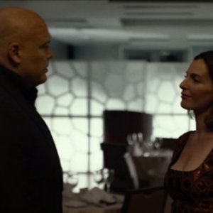 Daredevil: Vincent D'Onofrio e Ayelet Zurer in una scena