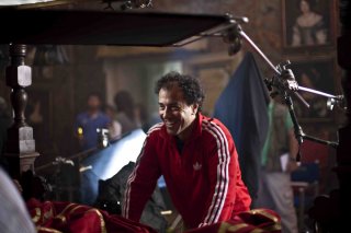 Il Racconto dei Racconti: Matteo Garrone sorridente sul set del film
