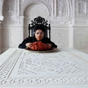 Il Racconto dei Racconti: Salma Hayek regina affamata in una scena del film