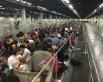 Star Wars Celebration: J.J. Abrams compra la pizza a 1500 fan in fila