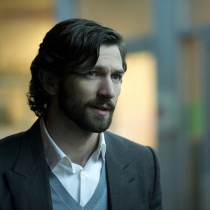 Adaline - L'eterna giovinezza: Michiel Huismanin un primo piano tratto dal film