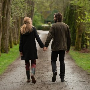 Adaline - L'eterna giovinezza: Blake Lively mano nella mano con Michiel Huisman in una scena del film