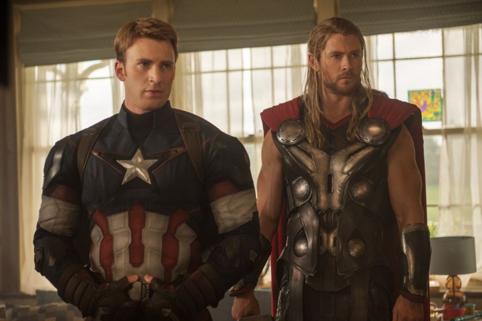 Avengers: Age of Ultron - Chris Evans e Chris Hemsworth in una scena del film