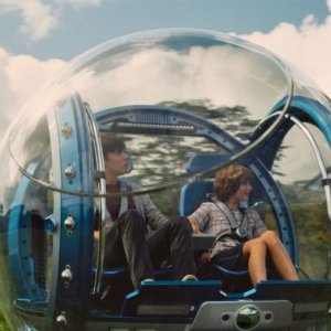 Jurassic World: Ty Simpkins e Nick Robinson in una scena del film