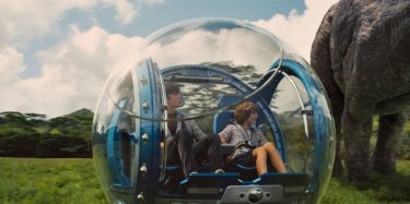 Jurassic World: Ty Simpkins e Nick Robinson in una scena del film