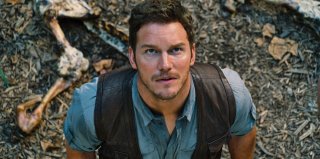 Jurassic World: Chris Pratt guarda preoccupato verso il cielo in una scena del film