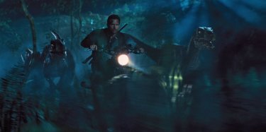 Jurassic World: Chris Pratt in una scena d'azione del film