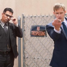 War On Everyone: Michael Peña e Alexander Skarsgård nella prima foto del film