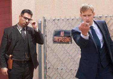 War On Everyone: Michael Peña e Alexander Skarsgård nella prima foto del film