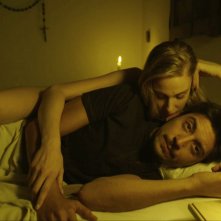 Le Frise Ignoranti: William Volpicellacon Eva Riccobono in una scena del film