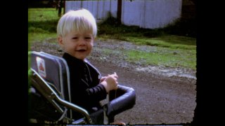 Kurt Cobain: Montage of Heck - Kurt Cobain a due anni in una tenera immagine del film