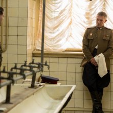 Child 44 - Il bambino n. 44, Tom Hardy e Vincent Cassel in una scena del film