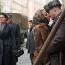Child 44: Tom Hardy e Noomi Rapace si baciano per la strada