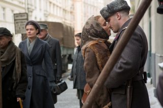 Child 44: Tom Hardy e Noomi Rapace si baciano per la strada