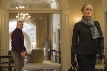 House of Cards: i protagonisti Kevin Spacey e Robin Wright nel finale della terza stagione