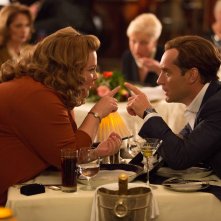 Spy: Melissa McCarthy con Jude Law in una scena della commedia
