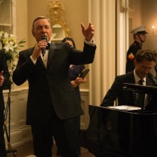 House of Cards: Kevin Spacey in versione cantante in una scena della serie