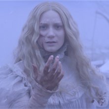 Crimson Peak: Mia Wasikowka in un'immagine onirica