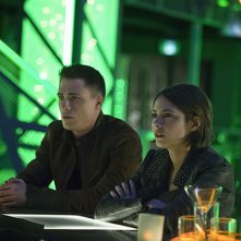 Arrow: Colton Haynes e Willa Holland interpretano Roy e Thea in Public Enemy