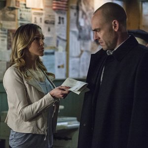 Arrow: Katie Cassidy e Paul Blackthorne nell'episodio intitolato Broken Arrow