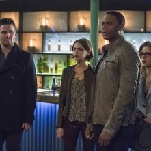 Arrow: Stephen Amell, Willa Holland, David Ramsey ed Emily Bett Rickards nell'episodio Broken Arrow