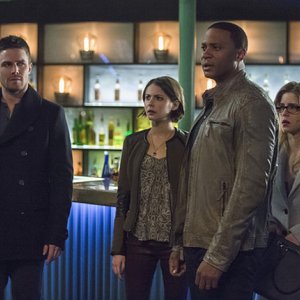 Arrow: Stephen Amell, Willa Holland, David Ramsey ed Emily Bett Rickards nell'episodio Broken Arrow