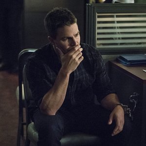 Arrow: Stephen Amell è Oliver Queen nella puntata Broken Arrow