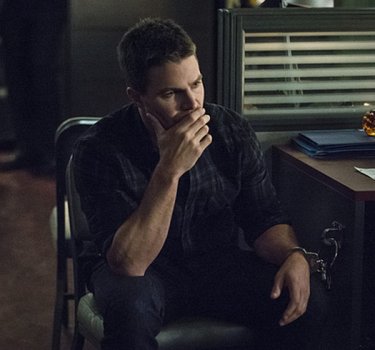 Arrow: Stephen Amell è Oliver Queen nella puntata Broken Arrow