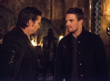 Arrow: gli attori Matt Nable e Stephen Amell nella puntata The Fallen