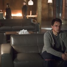 Arrow: l'attore John Barrowman in una scena di The Offer