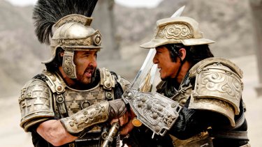 Dragon Blade: Jackie Chan e John Cusack in una scena di combattimento