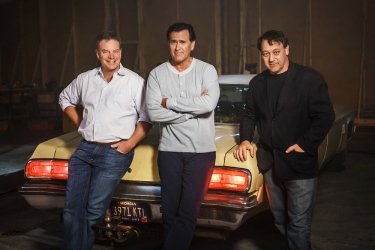 Ash vs. Evil Dead: Rob Tapert, Bruce Campbell e Sam Raimi sul set dello show