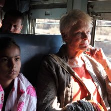 Ritorno al Marigold Hotel: Judy Dench in viaggio in una scena del film