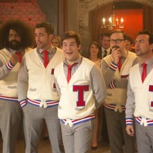 Pitch Perfect 2: Freddie Stroma, Reggie Watts, Adam DeVine, Skylar Astin e Austin Lyon in una scena del film