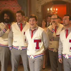 Pitch Perfect 2: Freddie Stroma, Reggie Watts, Adam DeVine, Skylar Astin e Austin Lyon in una scena del film