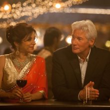 Ritorno al Marigold Hotel: Richard Gere con Lillete Dubey in una scena del film