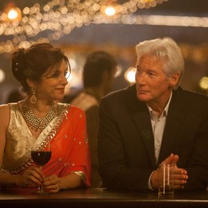 Ritorno al Marigold Hotel: Richard Gere con Lillete Dubey in una scena del film
