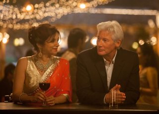 Ritorno al Marigold Hotel: Richard Gere con Lillete Dubey in una scena del film
