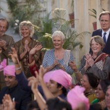 Ritorno al Marigold Hotel: Maggie Smith, Judy Dench, Bill Nighy, Celia Imrie, Ronald Pickup e Diana Hardcastle in una scena del film