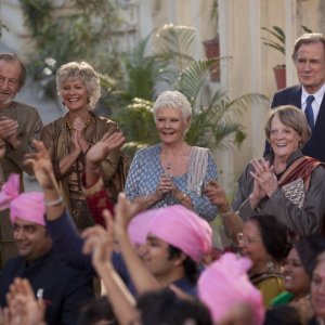 Ritorno al Marigold Hotel: Maggie Smith, Judy Dench, Bill Nighy, Celia Imrie, Ronald Pickup e Diana Hardcastle in una scena del film