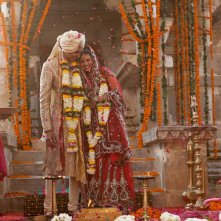 Ritorno al Marigold Hotel: Dev Patel con Tena Desae novelli sposi in una scena del film