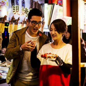 Women Who Flirt: Huang Xiaoming insieme a Zhou Xun in una scena del film