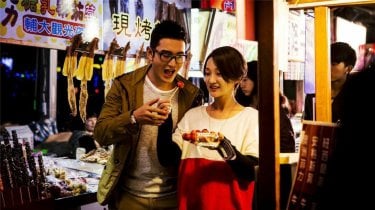 Women Who Flirt: Huang Xiaoming insieme a Zhou Xun in una scena del film