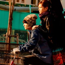 Kabukicho Love Hotel: Shota Sometani insieme a Atsuko Maeda in una scena del film