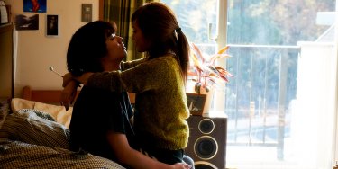 Kabukicho Love Hotel: Shota Sometani con Atsuko Maeda in una scena