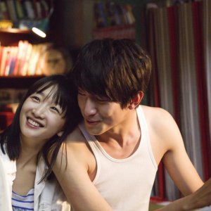 My Old Classmate: Dongyu Zhou insieme a Kenny Lin in una scena del film