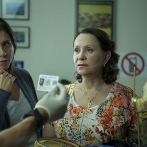 Cake: Jennifer Aniston con Adriana Barraza in una scena