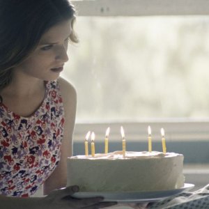 Cake: Jennifer Aniston con Anna Kendrick in una scena del film